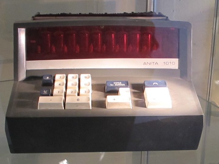ana.words, zahlen, ziffern und alte computertelefone